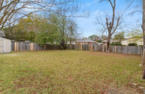 Large Fenced Yard near Midtown- Shamrock Stay - Foto 60