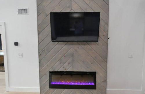 Modern Chalet with Hot Tub and Lake Access - Foto 25