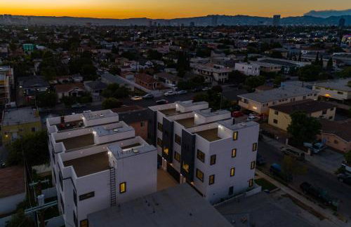 Luxury Modern 4 Bedroom 4 Bathroom Home with Rooftop Deck #4 - Foto 48