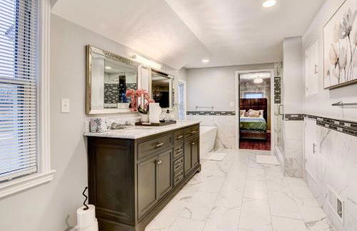 Luxurious Detroit Home - Walk to Golf and Park! - Photo 21