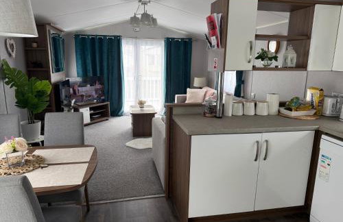 LuxeHaven at Tattershall Lakes Park with Hot Tub - Foto 47