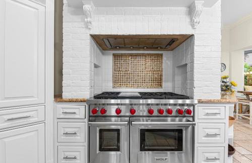 Near the Beach • Pool & Jacuzzi • Waterfront Villa - Foto 24