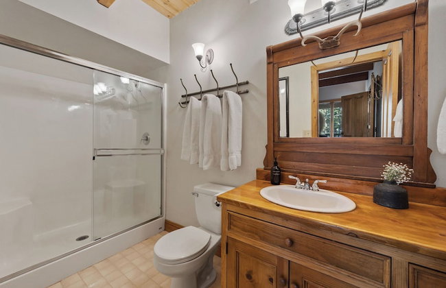 Ellis Peak by Avantstay Beautiful Mckinney Cabin w/ Filtered Lake Views - Foto 15