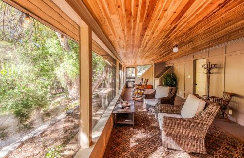 Myrinn-Hobbit Cottage on the Creek Storybook Stay - Foto 55