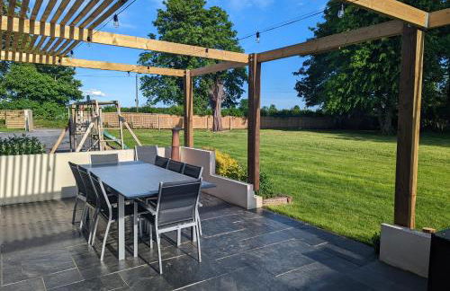 Unique, Spacious, Self-Built Eco Home with huge garden and movie room - Photo 55