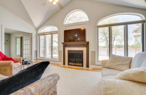 Spacious Lakefront New Auburn Home with Sunroom - Foto 1