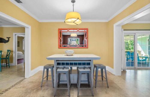 Walk to The Ave- Heated Pool, Spa, Golden Tee and Putting Green - mins to Beach- by Maven Vacation Rentals - Foto 21