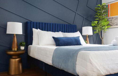 Posh & Serene 2BR w Private Patio - Foto 17