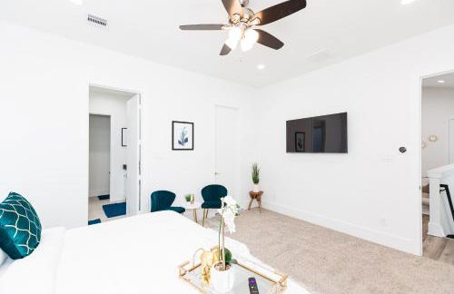 Beautifully Decorated, Modern Downtown Houston Home - Photo 18