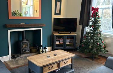 The Buxton Retreat A Luxurious 3-Storey Townhouse with Four Poster Bed and Double Jacuzzi Bath" - Photo 25