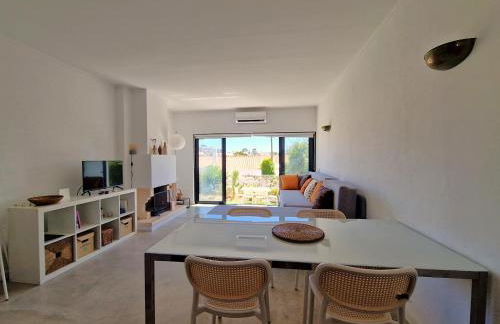 Airy 3br, AC, Garden, 2min Strip, 8min Oura Beach - Foto 8