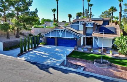 Beautiful Modern Home with Pool in Prime Strip Location - Foto 32