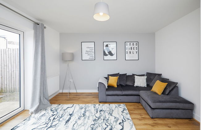 3 Bedroom Large House - Train Station - Photo 17