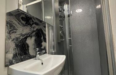 Shannon suite- Home away from Home-suitable for couples, contractors and NHS- free parking - Foto 8