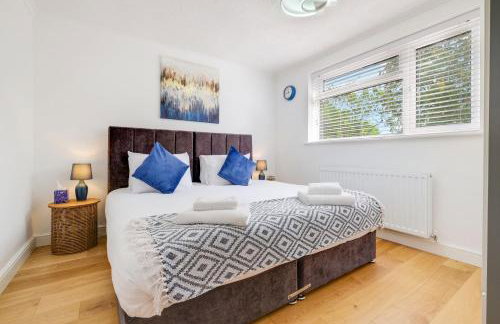 Luxury 5 BDR 2 BA House with Parking in Sandhurst By 360Stays - Photo 51