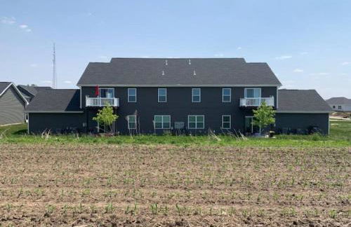 Main Floor New Charming 2 Bedroom Condo - Foto 7