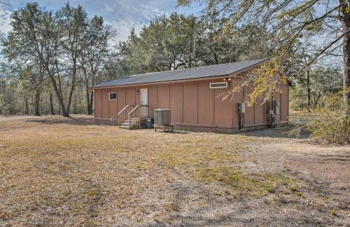 Charming Retreat on 20 Acres with Private Lake! - Foto 26