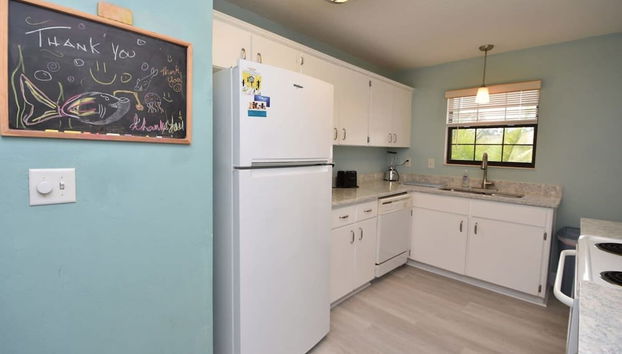 Hidden Oasis Spacious Home With Salt Water Heated Pool Hot Tub Fenced Yard Pets are Welcome - Foto 5, Habitación