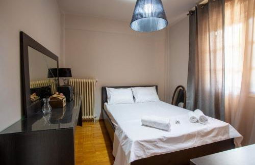 Τraditional fully detached villa on a luxurious hillock of Thessaloniki with its own garden also for family & wedding gatherings for 10 to 25 people only 15 minutes from airport - Foto 28