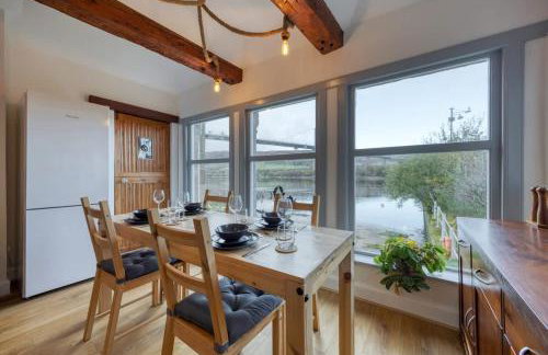 Cosy Lodge Getaway with Private Beach & Fireplace - Foto 12