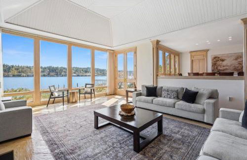 Stunning Waterfront Mansion with Pool and Hottub - Foto 47