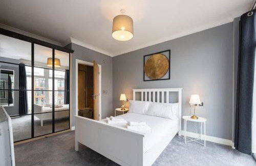 The Sharston - Free Parking & Close To Airport - Foto 1