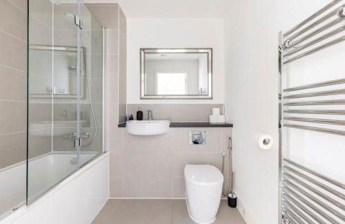 Stylish & Comfortable Top-Floor Flat in Harrow - Photo 15