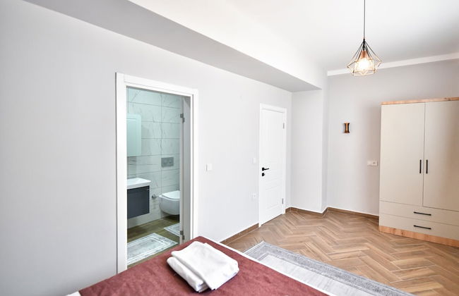 Red Moon Suites - Photo 20