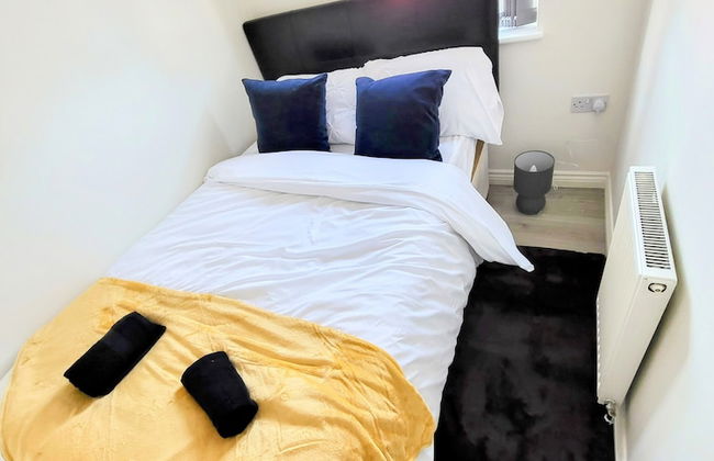 Large Modern House with Parking - Photo 13