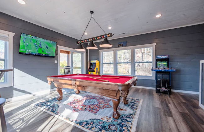 Romantic Cabin Retreat By Ghosal Luxury Lodging - Photo 27