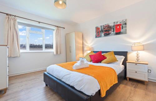 Luxury 2 Bedroom Apartment with Free Parking Opposite Queen Elizabeth Hospital - Photo 2