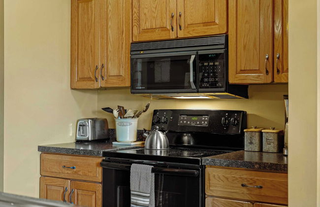 Boulder Lake-scape Lakefront Views + Firepit Central, Walkable Location - Foto 9