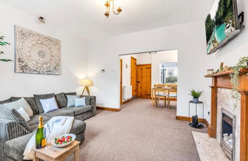 Comfortable 3 Bedroom Gem with 2 Bathrooms Perfect for Groups - Photo 10