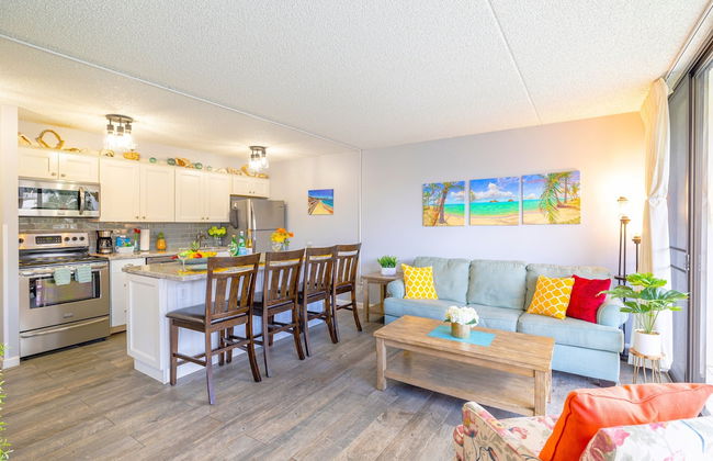 Partial Ocean View Condo with 2 Beds and Parking - Foto 1