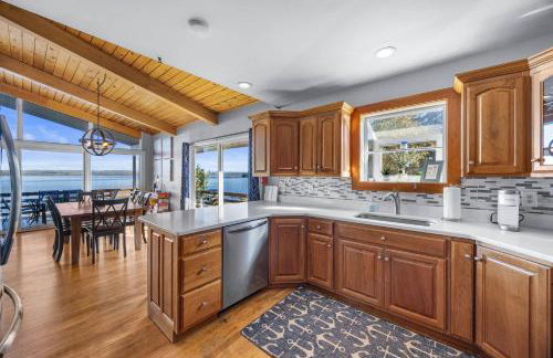 Waterfront retreat w/ wraparound deck & BBQ - Foto 59