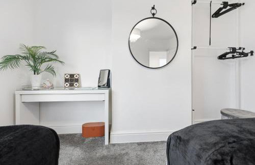 Lovely 4b Stay- Ideal for Contractors & Families - Photo 3