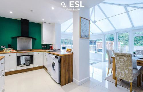 Open Plan - 3 Bedroom House - Garden and Outdoor Seating - Driveway Parking - Short Drive to City Centre - Foto 10