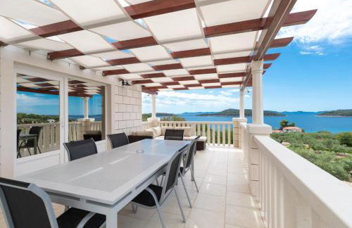 Modern Villa with Pool - Photo 44