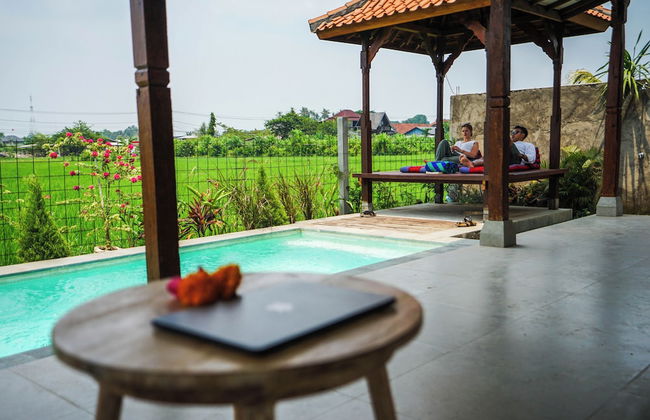 Rumah Tengah Sawah - Foto 1