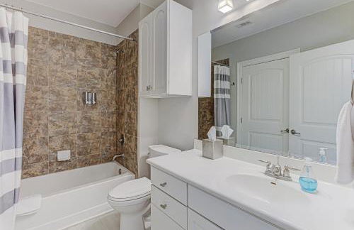 Chic 3BDR for 6 with Pool & Hot Tub Overlooks Marina - Foto 32