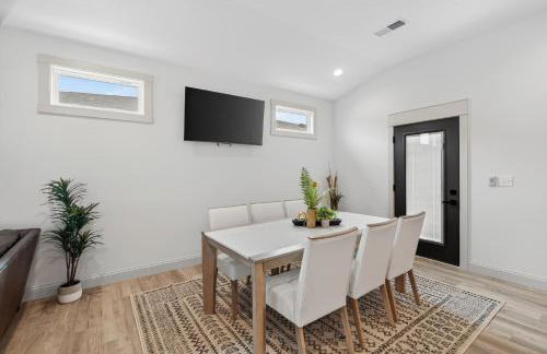 Plush & Roomy - Perfect for All Ages near KU & KC - Photo 15