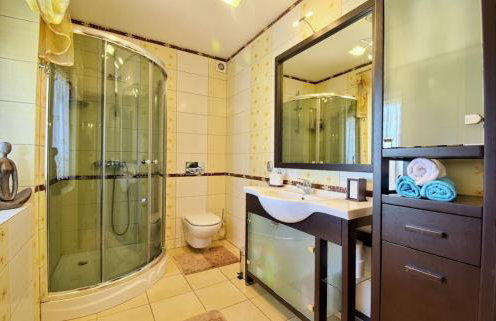 Dom nad stawem przy lesie - Foto 33