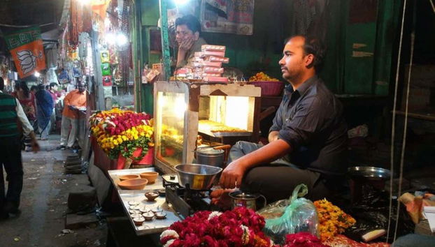 Vendeur de fleurs à l'extérieur d'un temple à Agra
