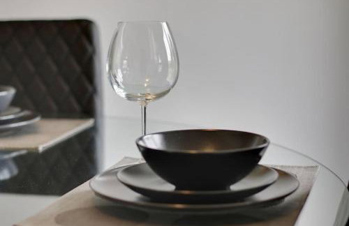 Superb 3 bed house, homely comforts close to supermarkets, with private parking on gated premise - Photo 20