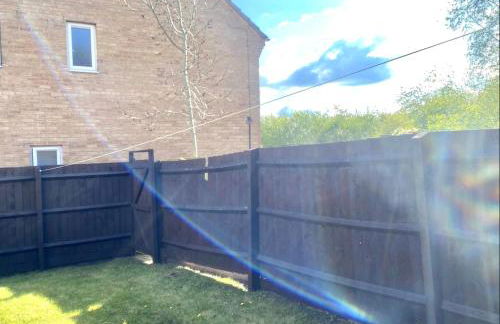 Oakley Vale House and Garden! Free Private Parking, TV, Fully Equipped - Photo 18