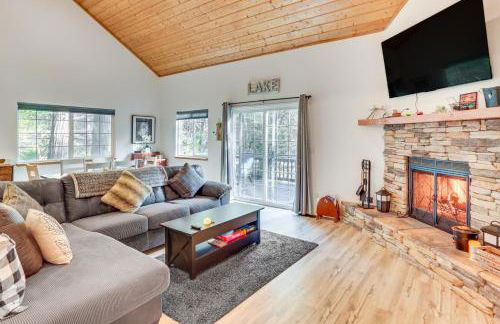 Crestline Home with Deck Less Than 2 Mi to Lake Gregory! - Foto 2