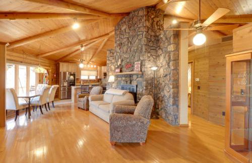 Family-Friendly Riverfront Manor on the Little Red - Foto 7