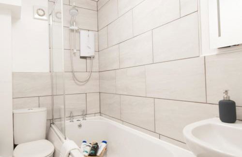 The Wellington - Stylish 3-Bedroom House, Sleeps 8, Ideal for Professionals - Photo 28