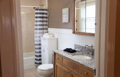 Lakeview on Main Pool Fire Pit and Walkable - Foto 19