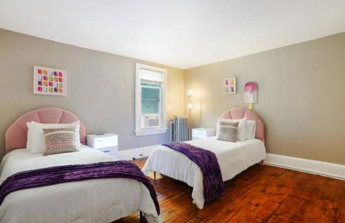 Spacious Broadway Home Downtown Western Modern Charm with parking - Photo 20